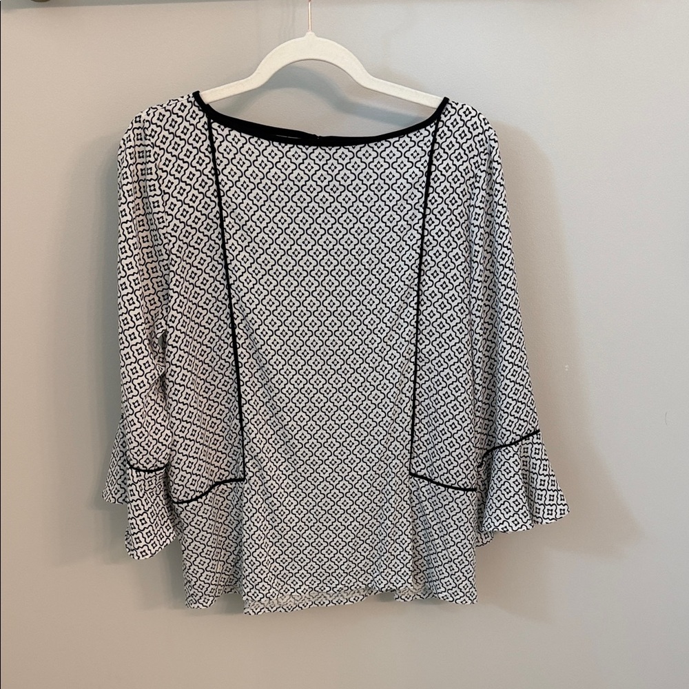LOFT Black & White Geometric Ruffle Sleeve Top